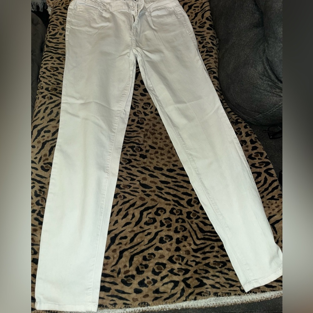 White cropped jeans